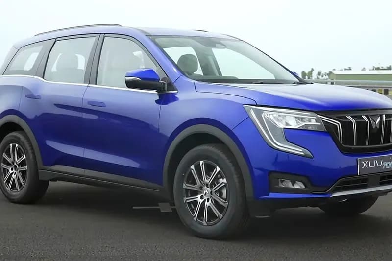 2017 Mahindra XUV700 Sportz — photo 1 of 1