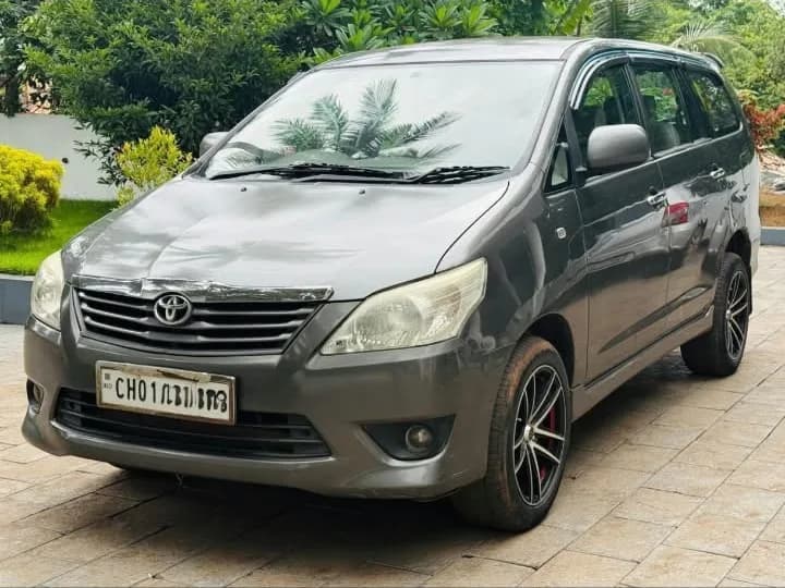 2012 Toyota Innova G in grey for sale in Uliyil, Kannur
