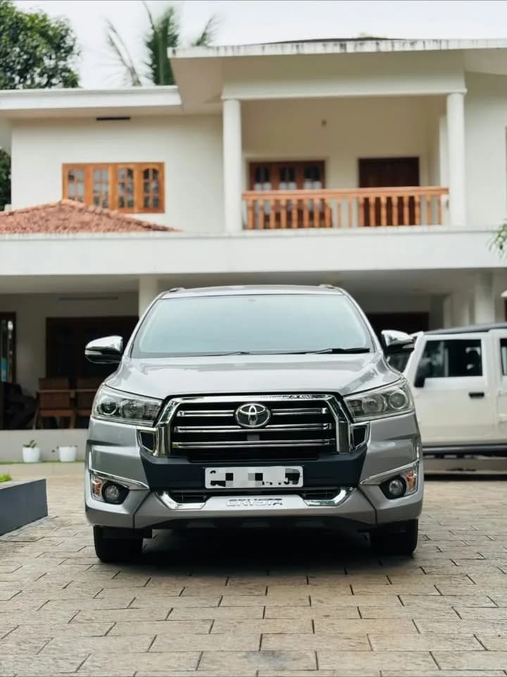 2016 Toyota Innova Crysta 2.8 Z AT in silver — photo 2 of 5