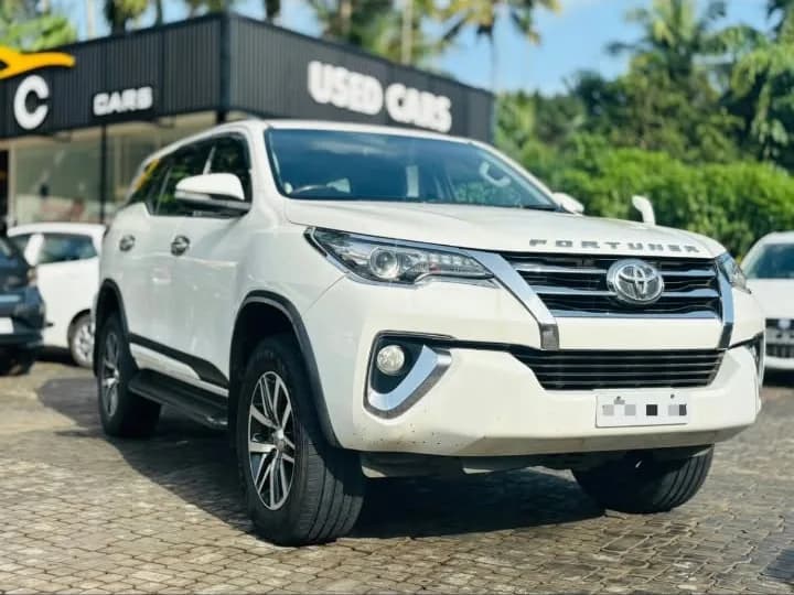 2016 Toyota Fortuner 4x4 AT in white for sale in Uliyil, Kannur