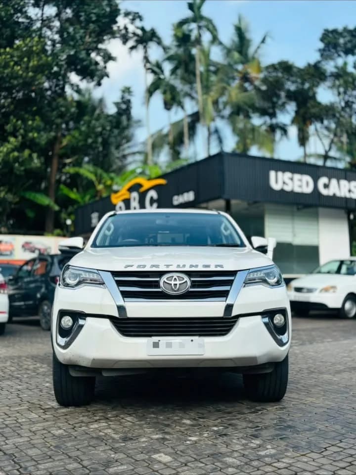2016 Toyota Fortuner 4x4 AT in white — photo 2 of 5