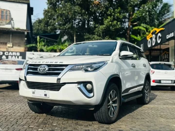 2016 Toyota Fortuner 4x4 AT in white — photo 3 of 5