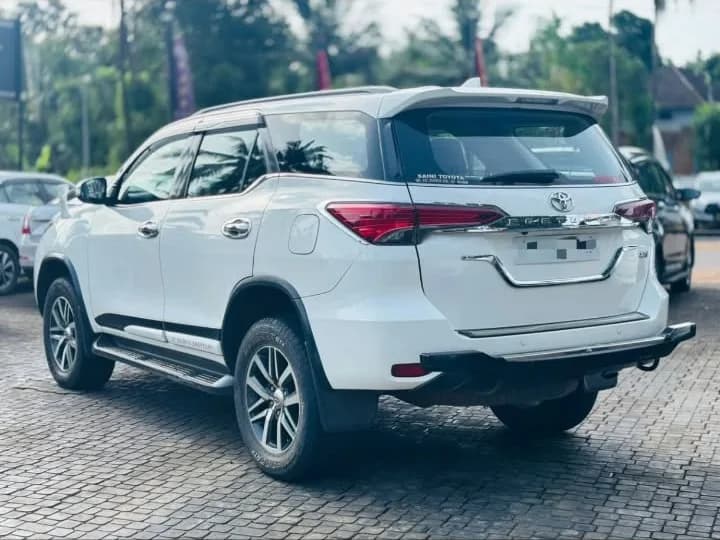 2016 Toyota Fortuner 4x4 AT in white — photo 4 of 5
