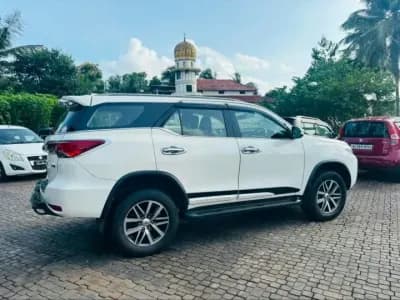 2016 Toyota Fortuner 4x4 AT in white — photo 5 of 5