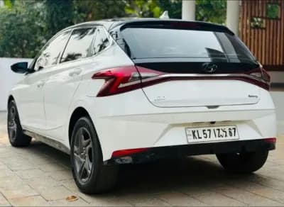 2021 Hyundai i20 in white — photo 2 of 3