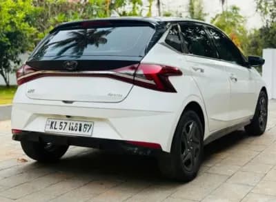 2021 Hyundai i20 in white — photo 3 of 3