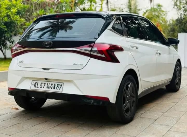 2021 Hyundai i20 in white — photo 3 of 3