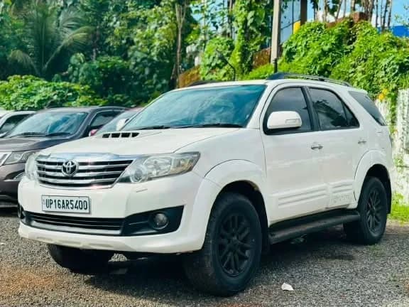 2013 Toyota Fortuner 4x2 AT in white for sale in Uliyil, Kannur