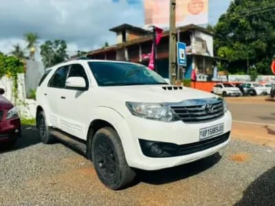 2013 Toyota Fortuner 4x2 AT in white — photo 2 of 4