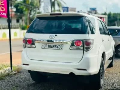 2013 Toyota Fortuner 4x2 AT in white — photo 4 of 4
