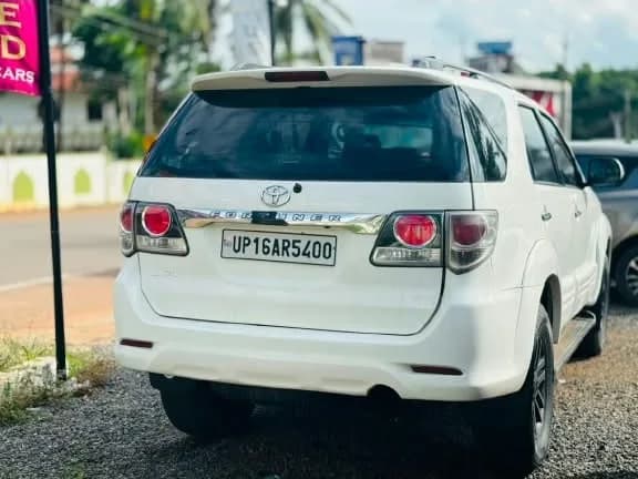 2013 Toyota Fortuner 4x2 AT in white — photo 4 of 4