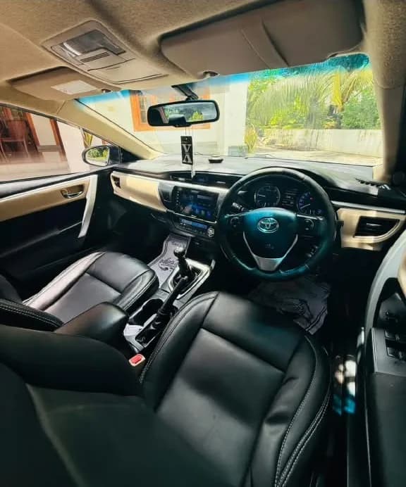 2016 Toyota Corolla Altis G in silver — photo 4 of 4