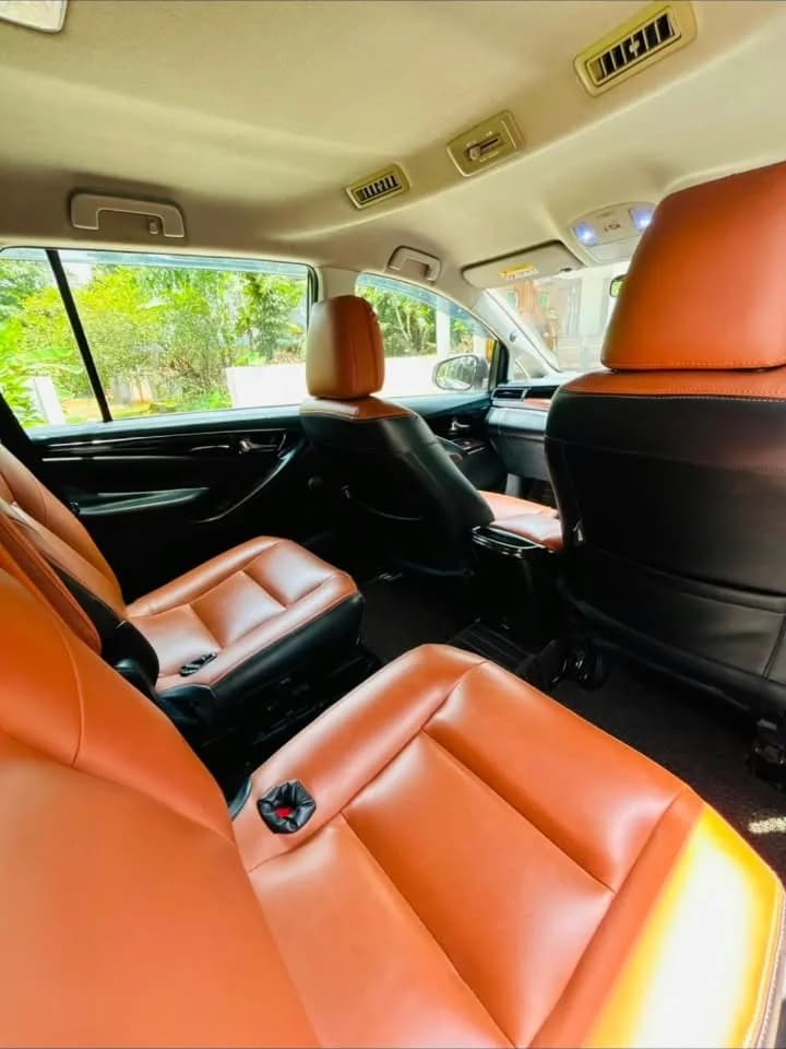 2017 Toyota Innova Crysta 2.8 G AT in silver — photo 5 of 5