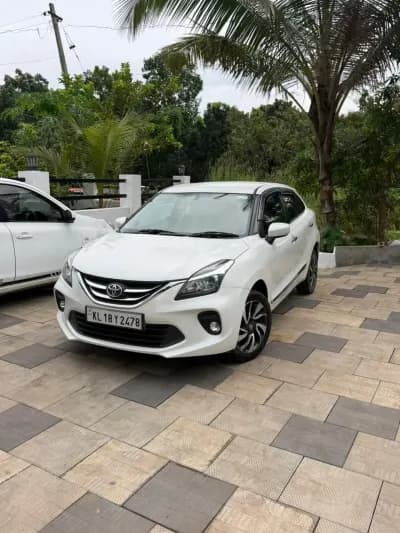 2019 Toyota Glanza V in white — photo 2 of 9