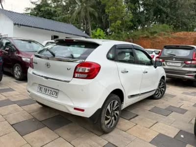 2019 Toyota Glanza V in white — photo 4 of 9