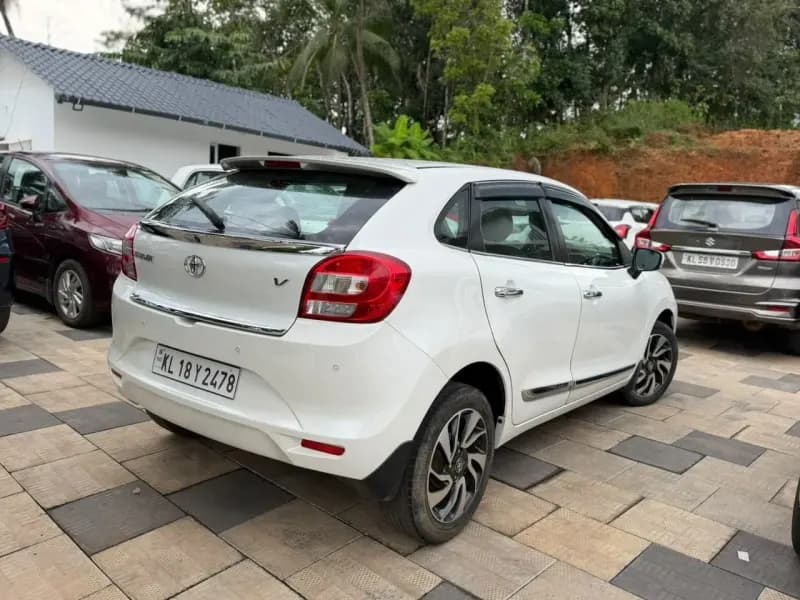 2019 Toyota Glanza V in white — photo 4 of 9