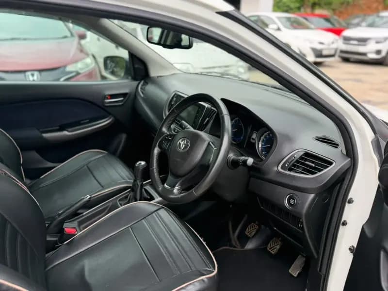 2019 Toyota Glanza V in white — photo 6 of 9