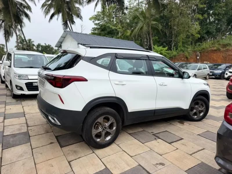 2021 Kia Seltos HTK Plus in white — photo 2 of 10