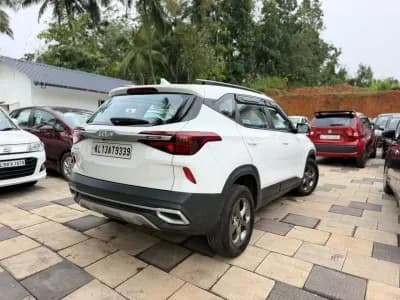 2021 Kia Seltos HTK Plus in white — photo 4 of 10