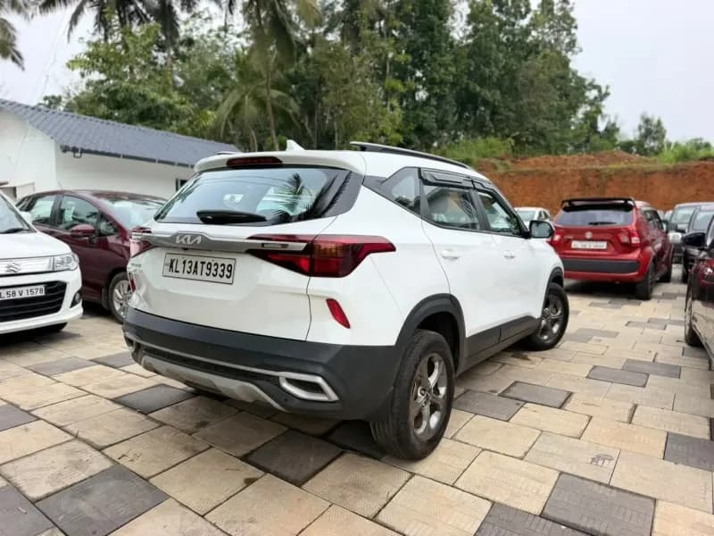 2021 Kia Seltos HTK Plus in white — photo 4 of 10