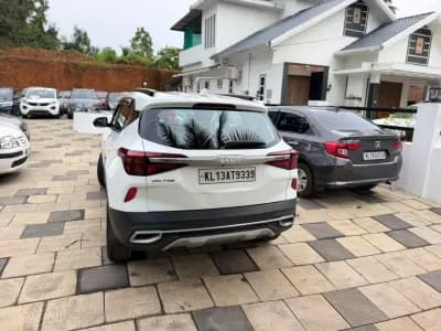 2021 Kia Seltos HTK Plus in white — photo 5 of 10