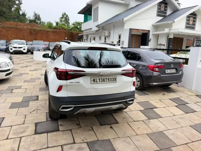 2021 Kia Seltos HTK Plus in white — photo 5 of 10