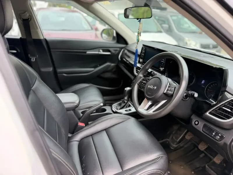 2021 Kia Seltos HTK Plus in white — photo 7 of 10