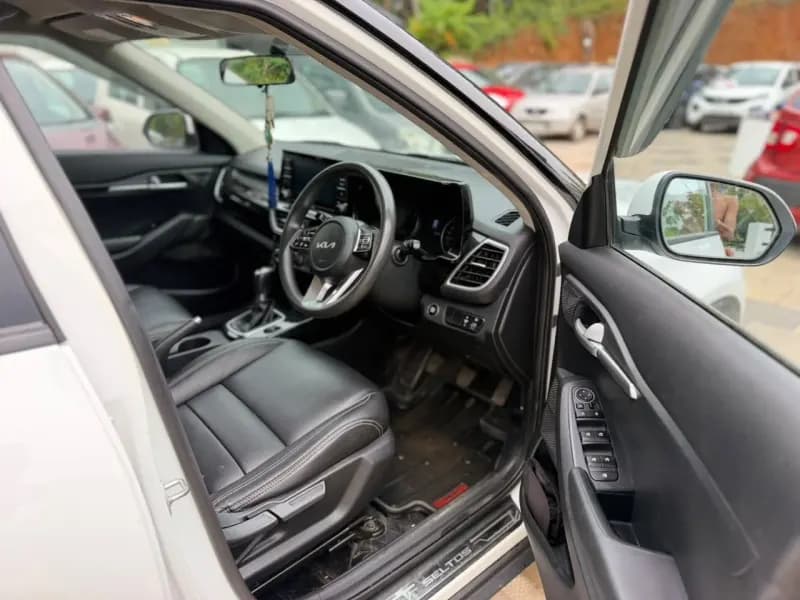 2021 Kia Seltos HTK Plus in white — photo 8 of 10