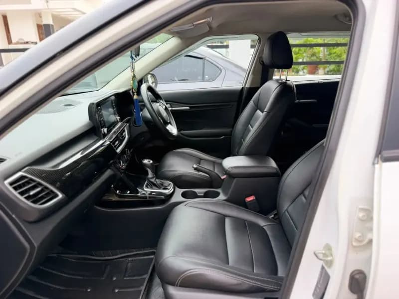 2021 Kia Seltos HTK Plus in white — photo 9 of 10