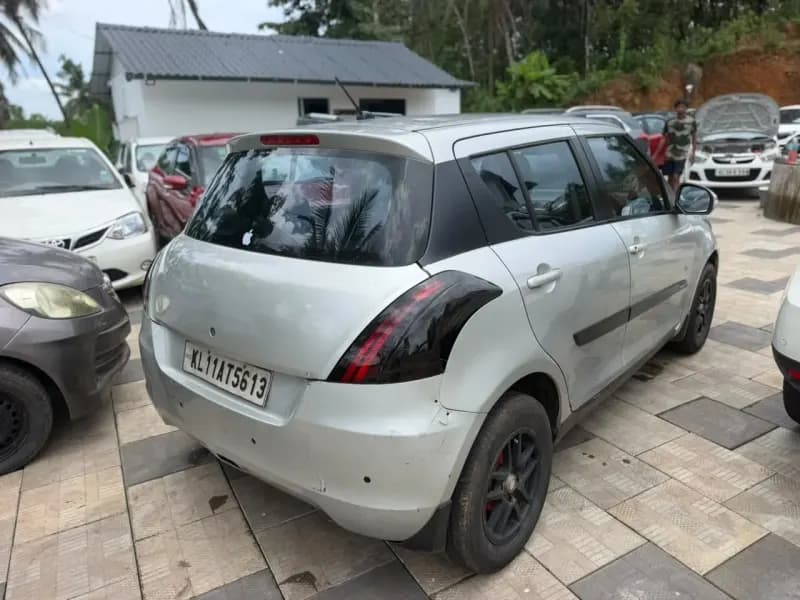 2014 Maruti Suzuki Swift VXi in silver — photo 4 of 9