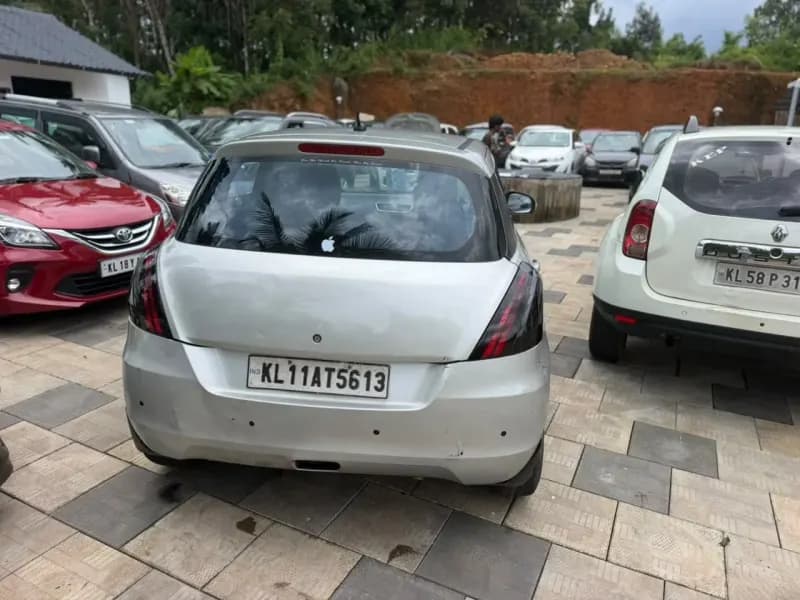 2014 Maruti Suzuki Swift VXi in silver — photo 5 of 9