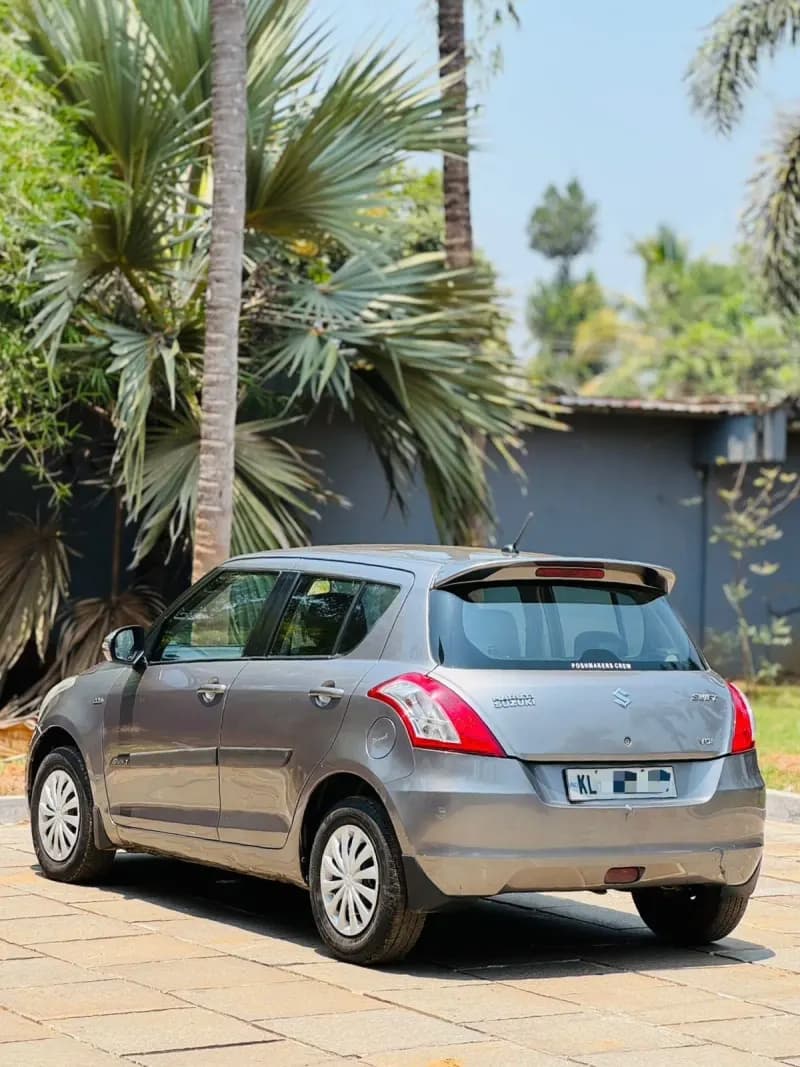 2016 Maruti Suzuki Swift VDi in grey — photo 4 of 6