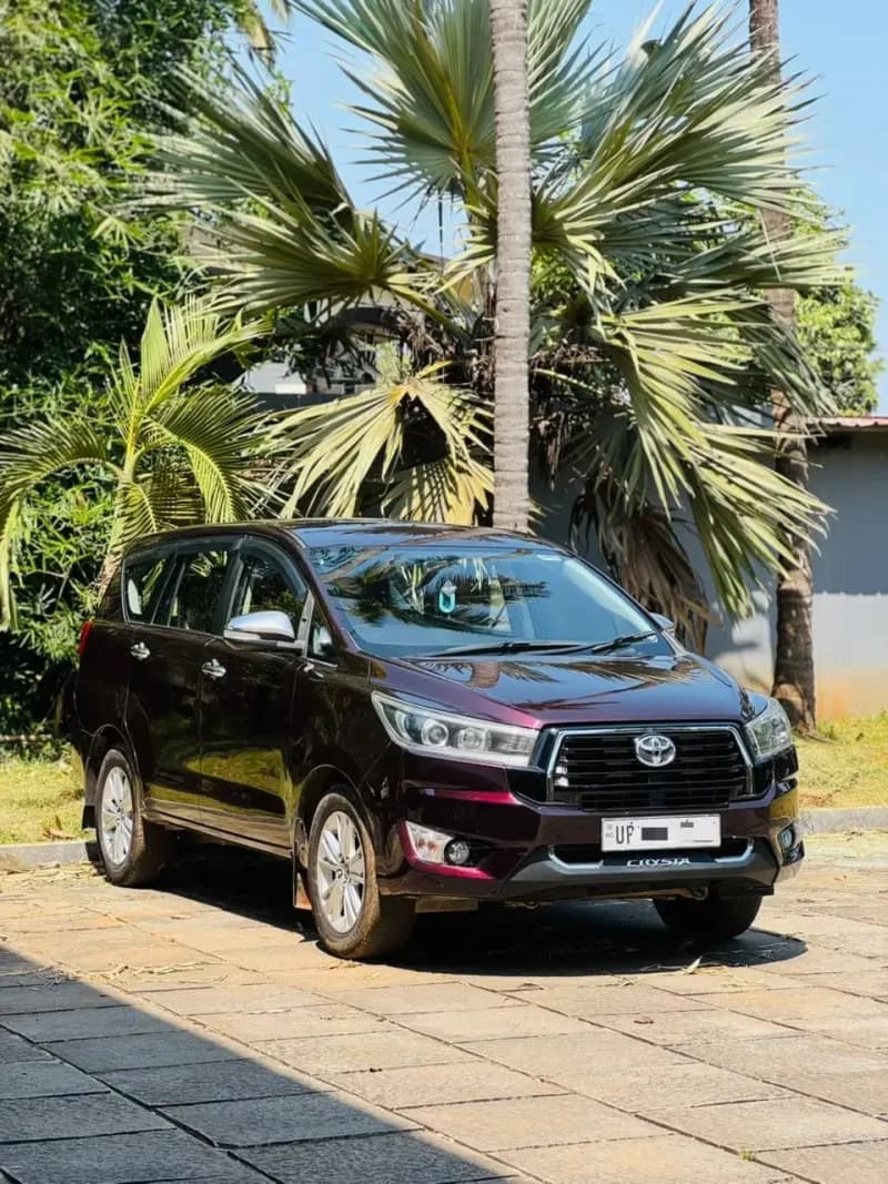 2016 Toyota Innova Crysta 2.8 Z AT in maroon — photo 2 of 6