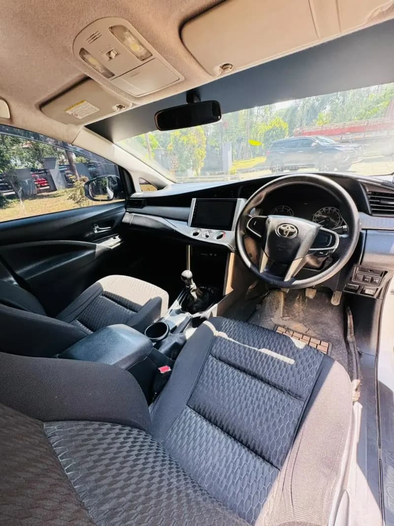 2017 Toyota Innova Crysta 2.4 G in white — photo 5 of 6