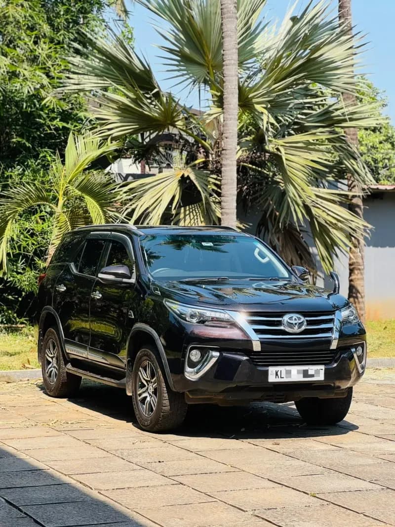2016 Toyota Fortuner 4x2 MT in black — photo 2 of 6