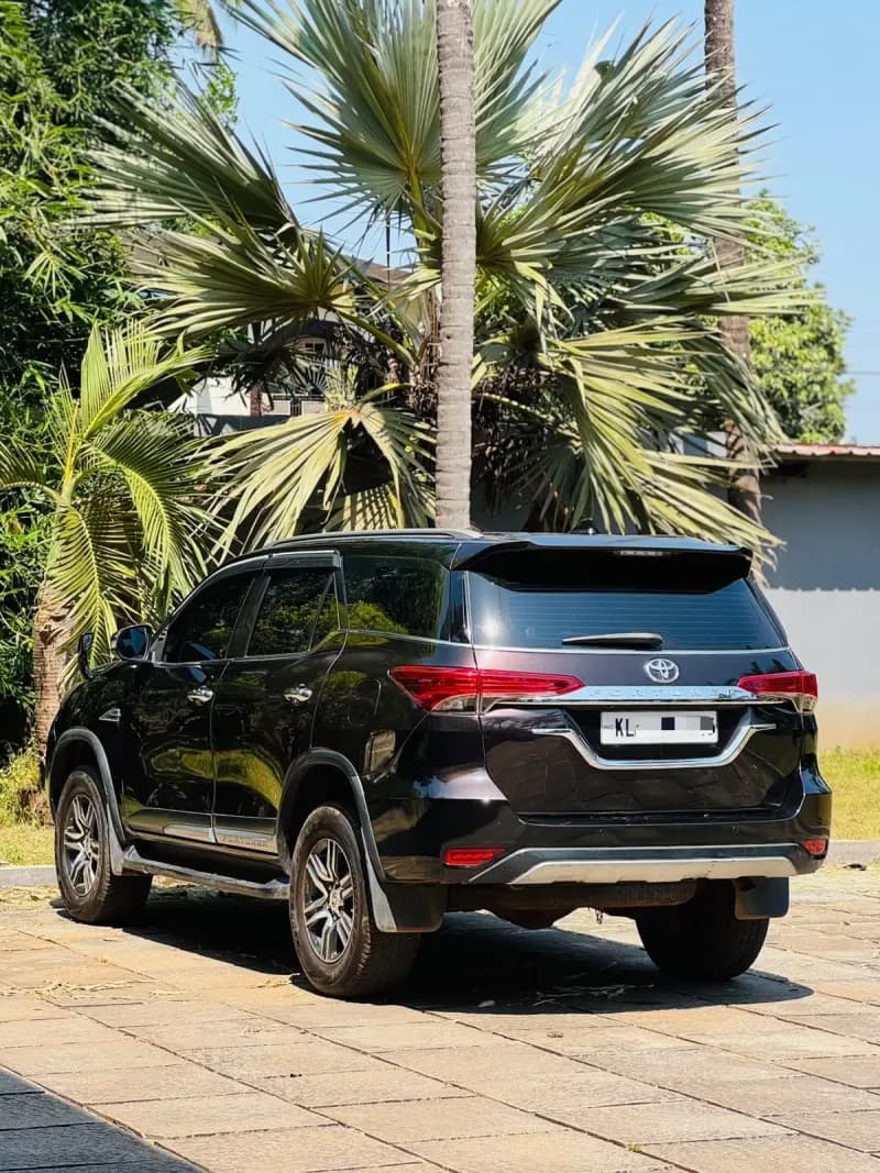 2016 Toyota Fortuner 4x2 MT in black — photo 3 of 6