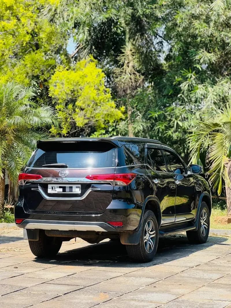 2016 Toyota Fortuner 4x2 MT in black — photo 4 of 6