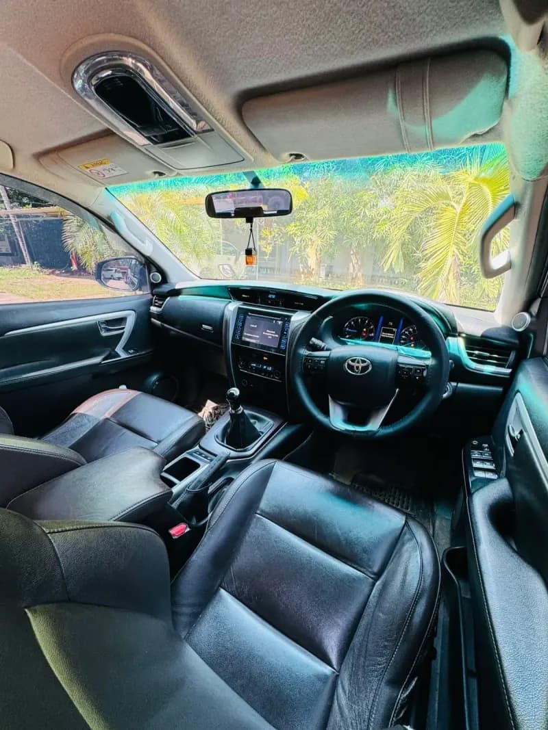 2016 Toyota Fortuner 4x2 MT in black — photo 5 of 6