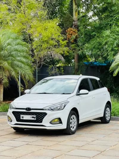 2019 Hyundai i20 Magna in white — photo 2 of 6
