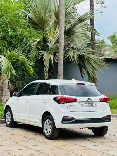 2019 Hyundai i20 Magna in white — photo 3 of 6