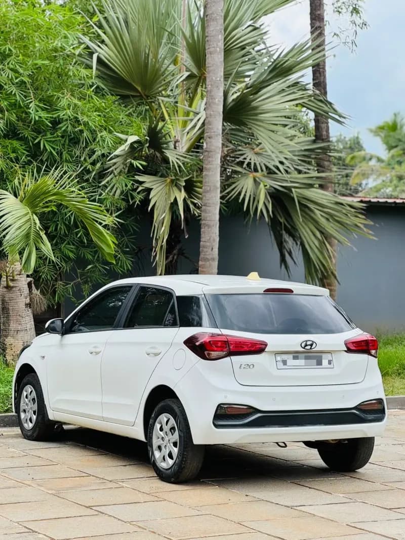 2019 Hyundai i20 Magna in white — photo 3 of 6