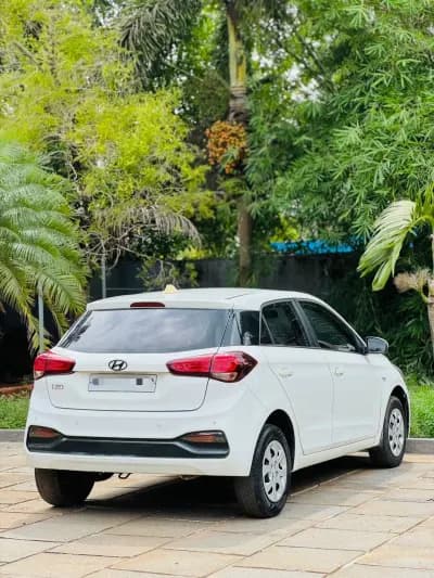 2019 Hyundai i20 Magna in white — photo 4 of 6