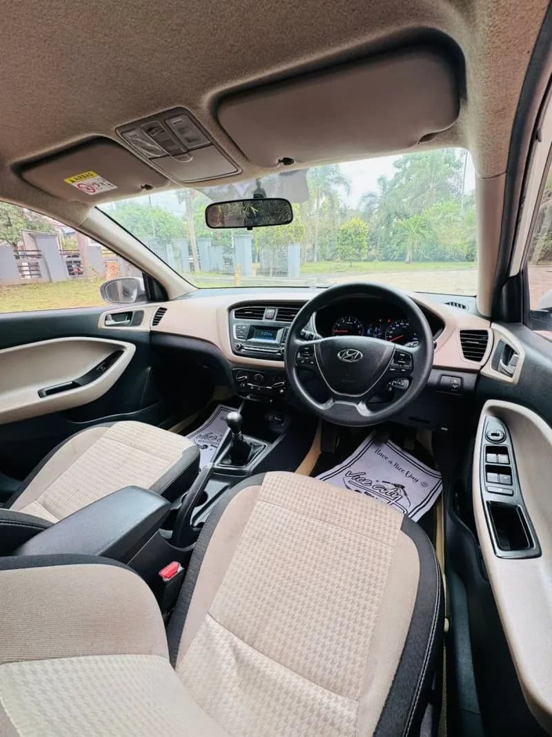 2019 Hyundai i20 Magna in white — photo 5 of 6