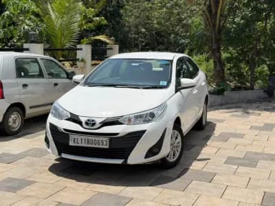 2021 Toyota Yaris J in white — photo 2 of 10