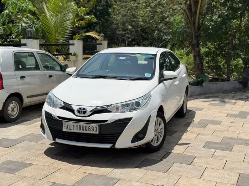 2021 Toyota Yaris J in white — photo 2 of 10