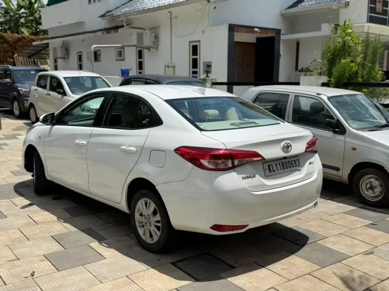 2021 Toyota Yaris J in white — photo 3 of 10