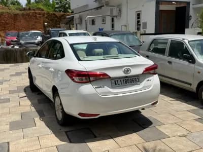 2021 Toyota Yaris J in white — photo 4 of 10