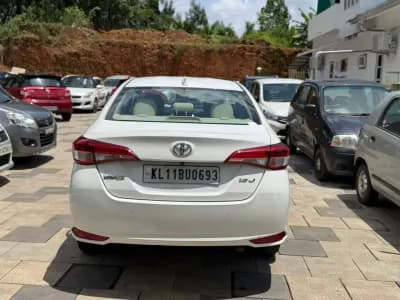 2021 Toyota Yaris J in white — photo 5 of 10