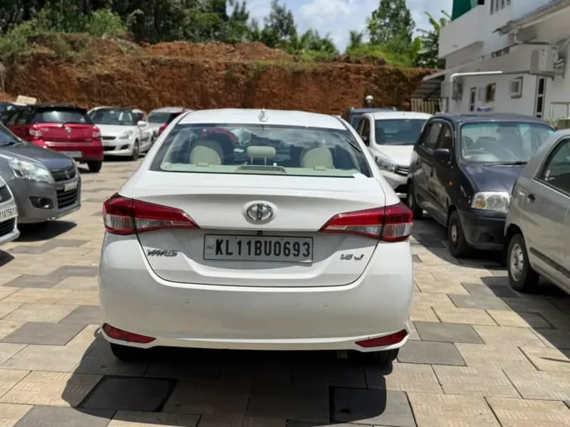 2021 Toyota Yaris J in white — photo 5 of 10