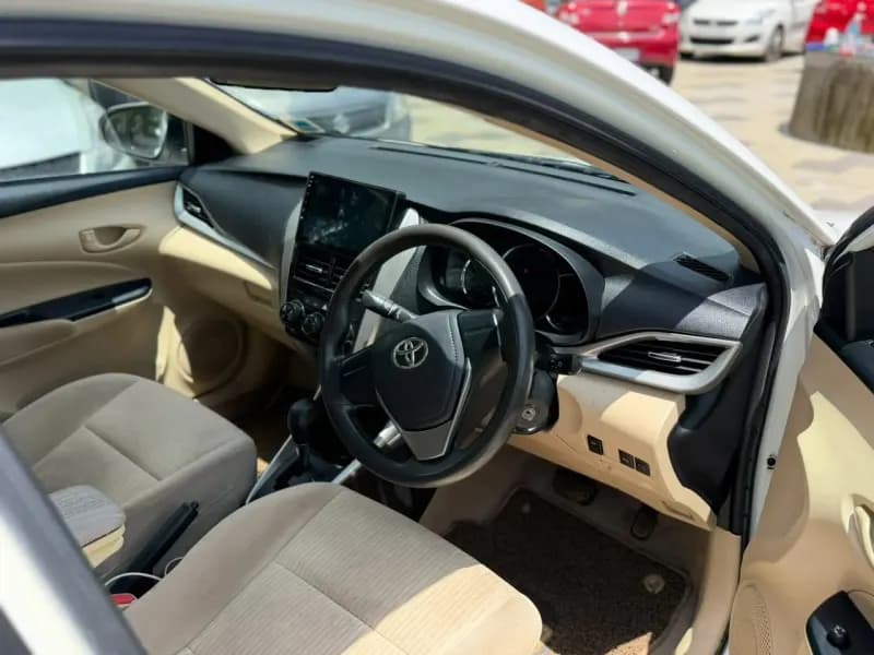 2021 Toyota Yaris J in white — photo 7 of 10